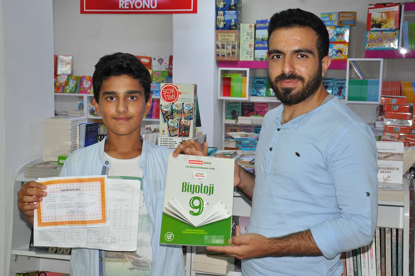 Batman’da başarılı öğrencilere kitap hediye edildi Batman’da başarılı öğrencilere kitap hediye edildi